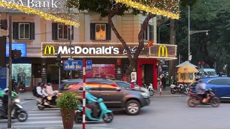 McDonalds-Hanoi-French-Quarter---Belebte-Kreuzung---Motorroller,-Busse,-Autos