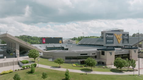 Mountaineer-Field-Im-Milan-Puskar-Stadium,-Heimstadion-Der-Footballmannschaft-Der-West-Virginia-University-Mountaineers-In-Morgantown,-West-Virginia,-Mit-Drohnenvideo-Von-Ein--Und-Ausfahrt