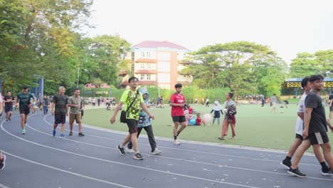 Gente-Asiática-Caminando-Por-La-Pista-De-Jogging-Del-Campo-Deportivo-Ahmad-Yani-En-Tangerang,-Indonesia