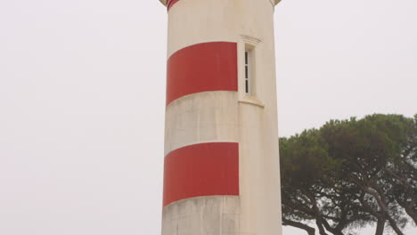 Primer-Plano-De-ángulo-Bajo-Del-Faro-Antiguo-Del-Antiguo-Puerto-De-La-Rochelle-En-El-Distrito-De-Le-Gabut-De-Francia