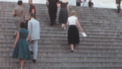 La-Gente-Sube-Escaleras-De-Piedra-Frente-Al-Lincoln-Memorial-En-Washington-D.