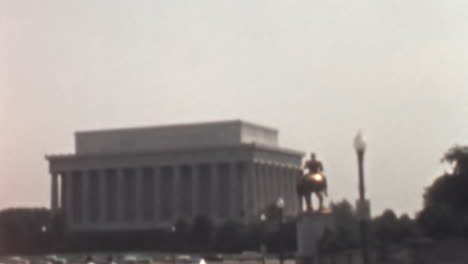 Vorbeifahrt-Am-Lincoln-Memorial-In-Washington-D