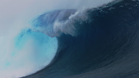 Beautiful-ocean-wave-crashes-with-heavy-lip-as-water-sprays-and-drops-into-surface,-empty-natural-power-in-slow-motion