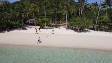 Volleyball-Spielen-Am-Tropischen-Strand