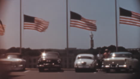 Banderas-De-Estados-Unidos-Ondeando-Con-Autos-Clásicos-Estacionados-En-La-Década-De-1950