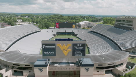 Campo-De-Montañeros-En-El-Estadio-Milan-Puskar,-Sede-Del-Equipo-De-Fútbol-De-Montañeros-De-La-Universidad-De-West-Virginia-En-Morgantown,-Virginia-Occidental,-Con-Video-De-Drones-Moviéndose-De-Derecha-A-Izquierda