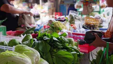 Personas-Asiáticas-Que-Venden-Y-Compran-Alimentos-Saludables-En-Un-Mercado-Callejero-En-Bali,-Indonesia