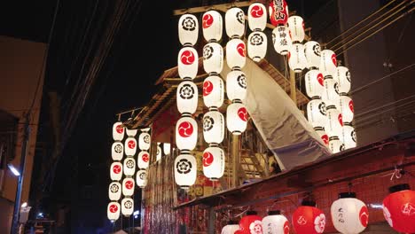 Panorámica-En-Cámara-Lenta-De-4k-Para-Un-Evento-Nocturno-En-Osaka-Durante-El-Festival-De-Verano