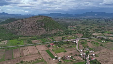 Hiperlapso-Aéreo-De-Un-Día-Nublado-En-Los-Valles-Centrales-De-Oaxaca,-México