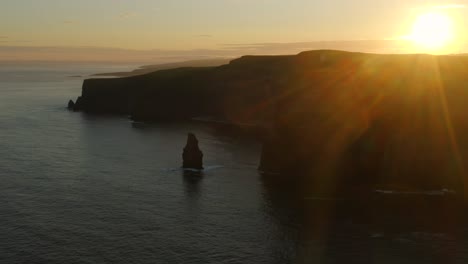 Impresionante-Puesta-De-Sol-Sobre-Los-Acantilados-De-Moher-Con-El-Sol-A-La-Vista