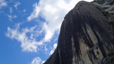 El-Penol,-Guatape-Granit-Standalone-Rock,-Wahrzeichen-Und-Touristenattraktion-Von-Kolumbien,-Low-Angle-View