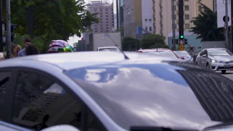 Menschen-überqueren-Die-Straße-Während-Der-Hauptverkehrszeit-Im-Zentrum-Von-Sao-Paulo,-Brasilien