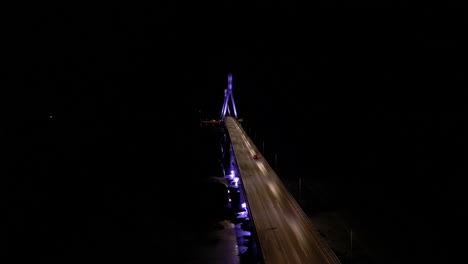 Puente-De-Replot-Iluminado-Por-La-Noche-En-Finlandia