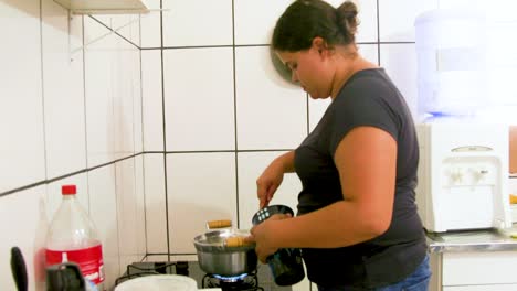 Una-Mujer-Cocina-En-Su-Cocina-En-Un-Barrio-Pobre-De-Sao-Paulo.