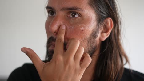 Hombre-Haciendo-Cuidado-De-La-Piel-Para-Cuidar-Su-Rostro,-Hombre-Latino,-Hombre-Con-Barba,-Limpieza-E-Hidratación-De-Rostro-Y-Nariz