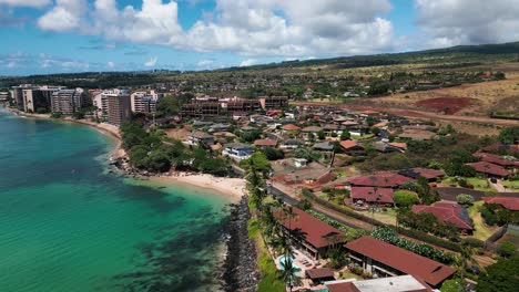 Toma-Aérea-De-La-Costa-De-Maui-Con-Complejos-Turísticos,-Hoteles-Y-Playas-Desde-Un-Dron