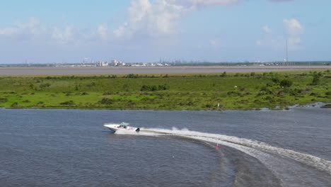 Eine-Atemberaubende-Luftaufnahme-Zeigt-Ein-Hochgeschwindigkeitsboot,-Das-Während-Der-Texas-Outlaw-Challenge-2024-Durch-Den-Dickinson-Bayou-In-Richtung-Galveston-Bay-Navigiert