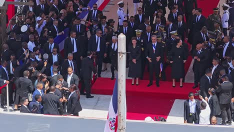 Präsident-Luis-Abinader-Betritt-Das-Podium,-Um-Militärischen-Ehren-Während-Der-Rede-Zur-Lage-Der-Nation-Auf-Dem-Nationalkongress-Beizuwohnen