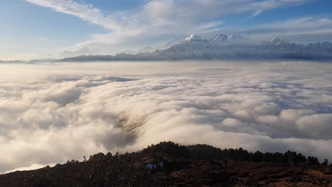 Atemberaubender-Zeitraffer-Eines-Wolkenmeeres-Vor-Schneebedeckten-Gipfeln-Des-Hohen-Himalaya-Gebirgszuges-Ganesh-Himal-Mit-Schneebedeckten-Gipfeln