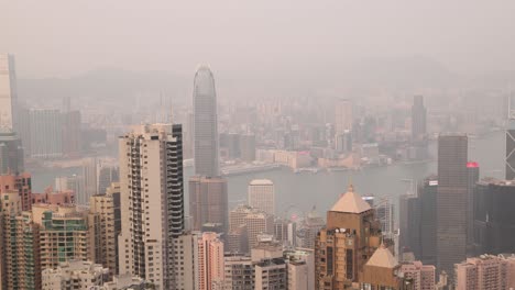 Skyline-Von-Hongkong-Mit-Hoch-Aufragenden-Wolkenkratzern-Und-Einer-Dunstigen-Kulisse-Während-Des-Tages