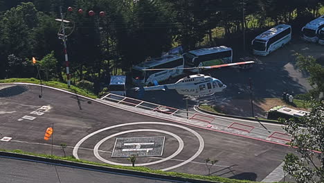 Tours-En-Helicóptero-En-La-Región-Del-Lago-Guatape,-Aviones-Despegando-Del-Helipuerto,-Colombia