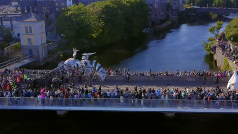 Impresionante-Desfile-De-Pegasos-Llegando-Al-Arco-Español-Durante-El-Festival-De-Las-Artes-De-Galway