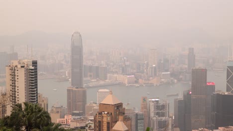 Horizonte-De-Hong-Kong-Con-Rascacielos-Icónicos-En-Un-Día-Brumoso,-Vista-Aérea