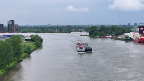 Buque-De-Carga-Vrido-Cruzando-El-Río-En-Alblasserdam,-Países-Bajos---Toma-Aérea