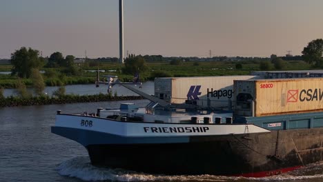 Kühlfrachtschiff-Friendship-Für-Den-Transport-Und-Die-Lagerung-Verderblicher-Güter