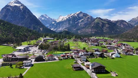 Hallstatt,-Unglaubliche-Aussicht-Auf-Das-Haus-Mit-Den-Bergen-In-Österreich