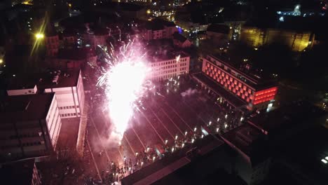 Drohnenansicht-über-Feuerwerk-Und-Menschenmenge,-Die-Den-Countdown-Zum-Neuen-Jahr-Feiert