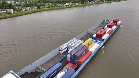 Frachtschiff-Vrido-Im-Fluss-In-Alblasserdam,-Niederlande-–-Drohnenaufnahme