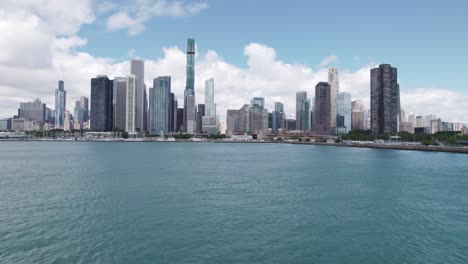 Luftaufnahme-Der-Skyline-Der-Innenstadt-Von-Chicago-Und-Drohnenblick-Auf-Den-See