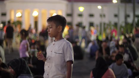 Retrato-De-Un-Niño-En-El-Parque-Taman-Fatahillah,-Atracción-Turística-En-El-Oeste-De-Yakarta,-Indonesia