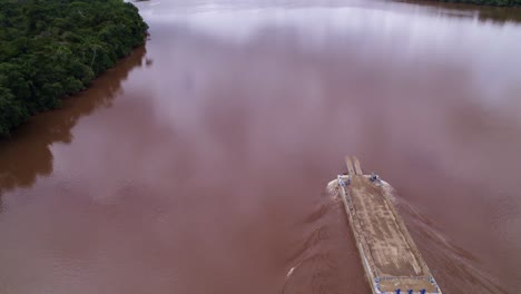 Luftaufnahme:-Boot-Schiebt-Große-Schwimmende-Pontonplattform-In-Den-Dschungelfluss,-Freilichtaufnahme