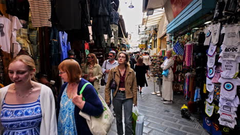 Gente-En-La-Calle-Del-Mercado-De-Souvenirs-En-El-Histórico-Barrio-De-Plaka-En-Atenas,-Grecia