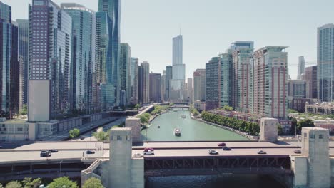 Luftaufnahme-Der-Skyline-Von-Chicago-Im-Stadtzentrum-Und-Fahrende-Autos-Auf-Der-Brücke-An-Einem-Sonnigen-Tag