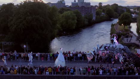 Impresionante-Desfile-De-Pegasos-Con-Una-Iluminación-Llamativa-Que-Deleita-A-La-Concurrida-Ciudad-De-Galway.