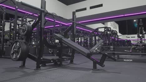 La-Impresionante-Vista-De-Un-Gimnasio-Lleno-De-Una-Amplia-Gama-De-Equipos-Y-Máquinas-De-Fitness