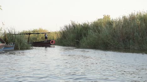 Barquero-Montando-Un-Barco-Con-Flotador-En-La-Albufera-Valenciana