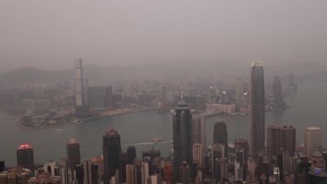 Luftaufnahme-Der-Skyline-Von-Hongkong-An-Einem-Nebligen-Tag-Mit-Hohen-Wolkenkratzern-Und-Victoria-Harbour