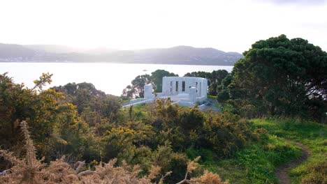 Vista-Panorámica-Del-Memorial-Massey-Para-William-Ferguson-Massey,-Primer-Ministro-De-Nueva-Zelanda-Con-Vistas-Al-Puerto-En-La-Ciudad-Capital-De-Wellington,-Nueva-Zelanda-Aotearoa