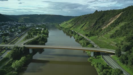 The-Mosel-Gold-Brücke-is-a-road-bridge-over-the-Moselle-between-Gondorf-and-Niederfell