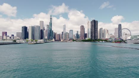 Dolly-Aéreo-Edificio-De-Rascacielos-Del-Horizonte-Del-Centro-De-Chicago-En-Un-Día-Soleado-Desde-El-Lago-Largo