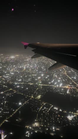 Vista-Desde-El-Avión-Volando-De-Noche-Sobre-La-Ciudad-De-Bangkok-Vista-Aérea-Desde-El-Asiento-De-La-Ventana-Del-Avión