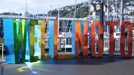 Cooles,-Funky,-Farbenfrohes-Wellington-Schild-An-Der-Hafenpromenade-In-Der-Hauptstadt-Wellington,-Neuseeland-Aotearoa