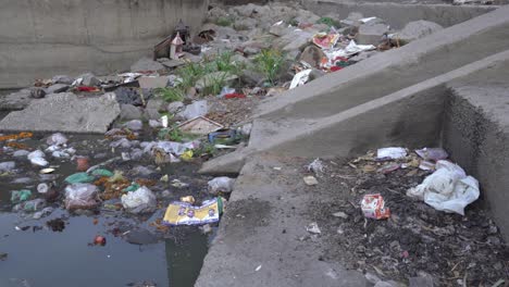 Basura-Flotando-En-La-Superficie-Del-Agua-Del-Río-Yamuna-En-Kalindi-Kunj-Ghat-En-Delhi