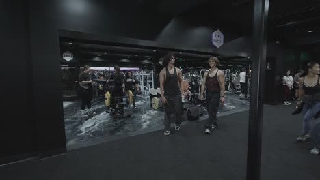 Una-Fotografía-Extraordinaria-Que-Captura-A-Personas-Entrando-Al-Gimnasio.