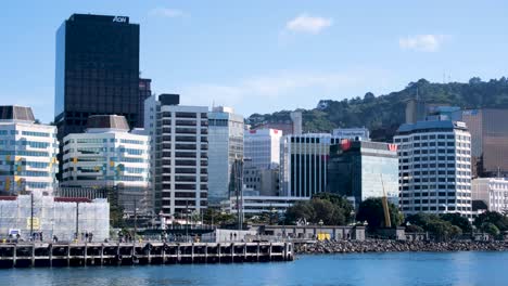 Menschen-Entlang-Der-Hafenpromenade-Der-Hauptstadt-Wellington-Mit-Bürogebäuden-Und-Wolkenkratzern-Im-Zentralen-Geschäftsviertel-In-Neuseeland-Aotearoa