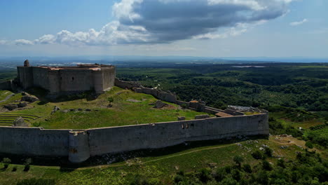 Wide-angle-view-of-historic-Chlemoutsi-Castle-Museum-in-Elis,-Greece-during-afternoon-on-a-cloudy-day